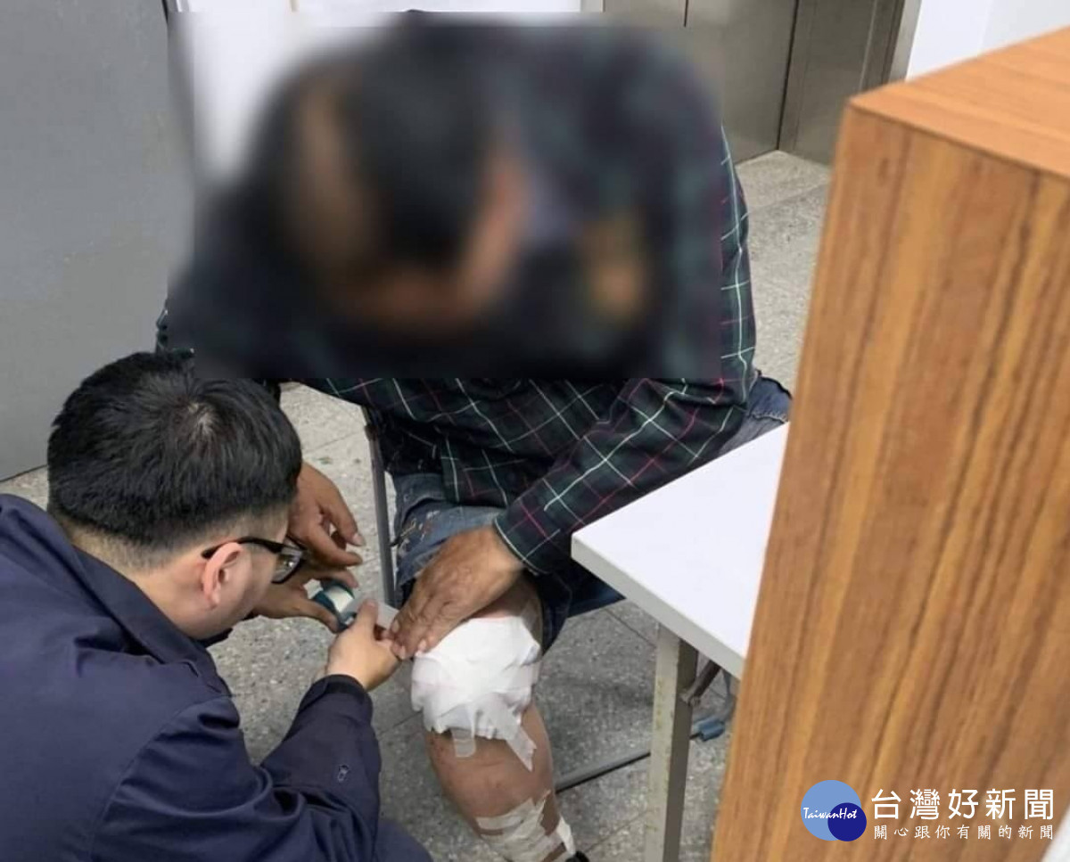 員警替男子包紮傷口。（圖/警方提供）