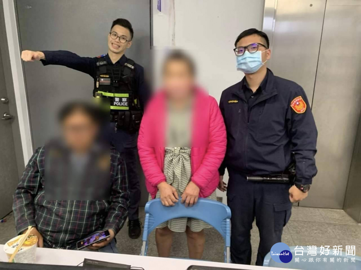 員警聯絡家屬接回失憶男子。(圖/警方提供)