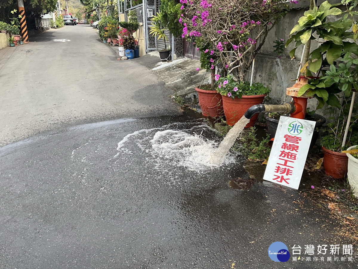 水公司施工民眾常不知情造成無預警停水困擾。( 簡千翔服務處提供)