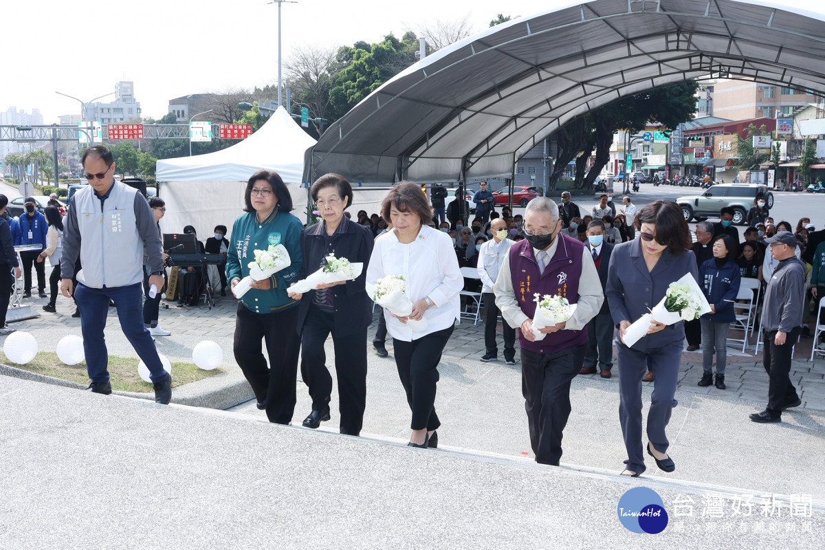 二二八事件77週年前夕，嘉義市各界齊聚全台第一座二二八紀念碑前舉辦追思紀念會／陳致愷翻攝