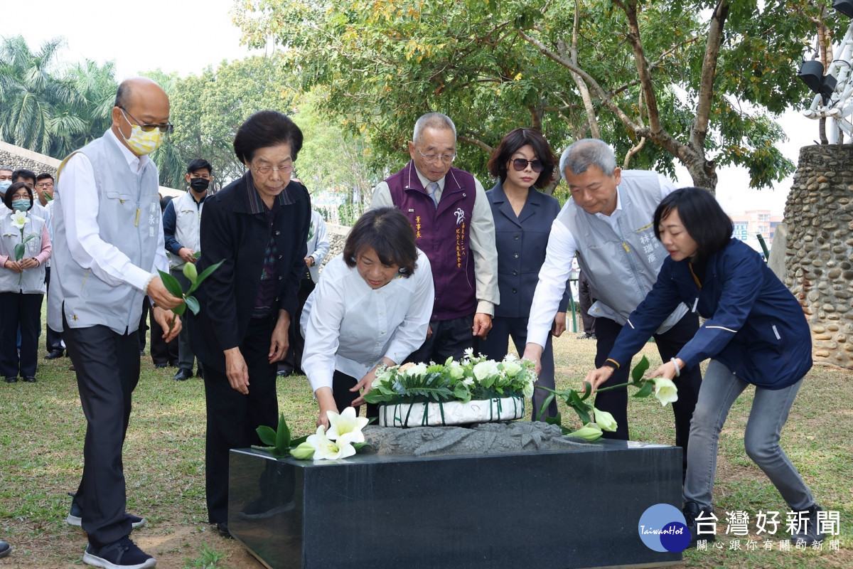 二二八事件77週年前夕,嘉義市各界齊聚全台第一座二二八紀念碑前舉辦追思紀念會/陳致愷翻攝