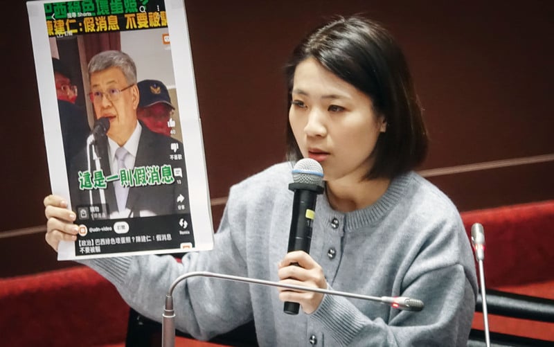 陳建仁赴立院食安報告,徐巧芯持資料手板進行質詢。中央社