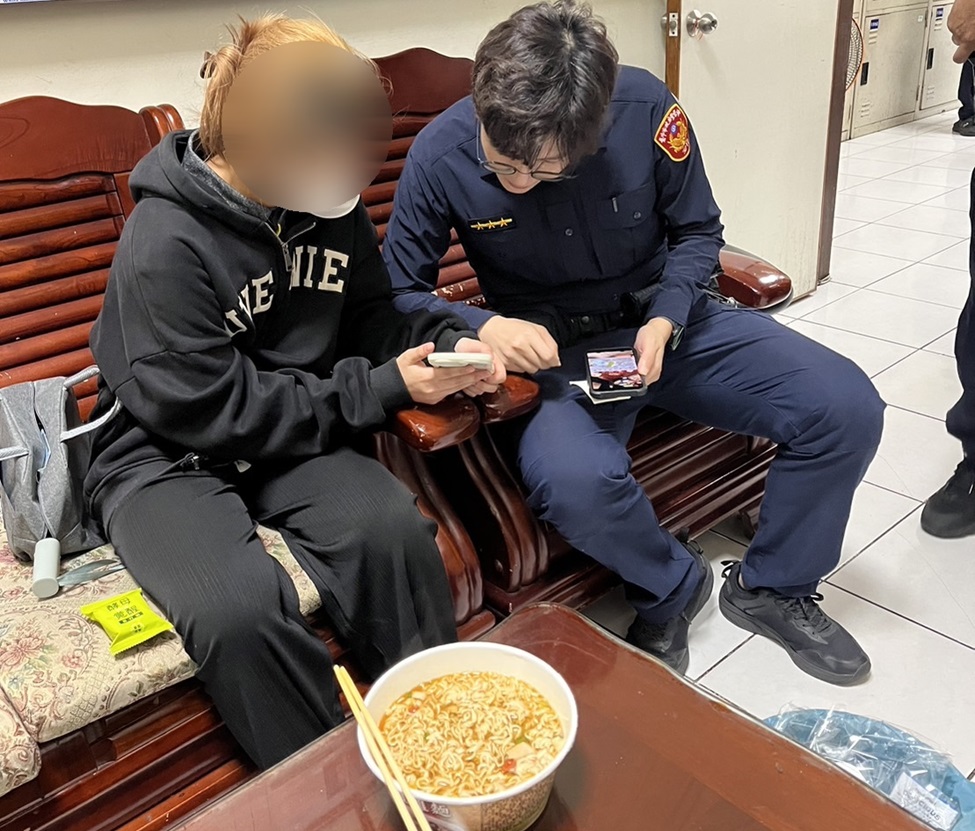 ▲圖說:見到翻譯軟體裡熟悉的語言,獨旅變調的女學生才減緩不安的心情 (圖/台中市政府提供)