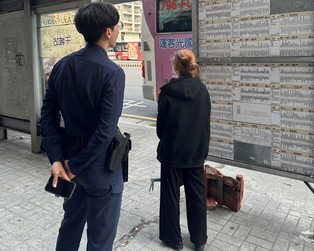 ▲圖說:員警協助踏上歸途,這趟變了調的旅行卻多了一筆溫暖回憶 (圖/台中市政府提供)