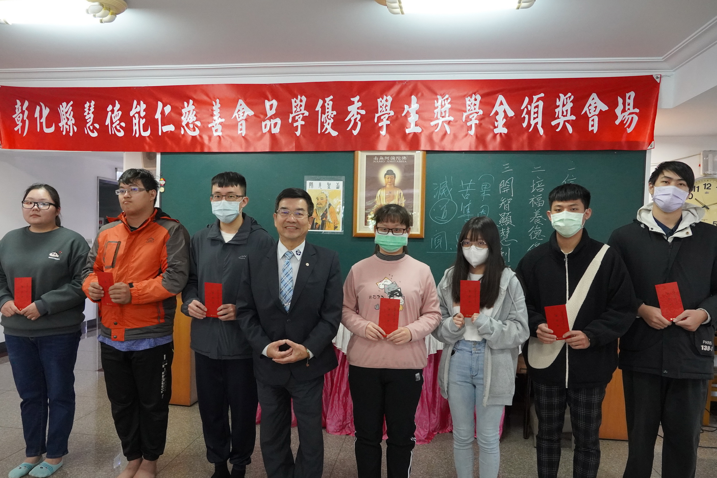 ▲大葉大學7位學生獲頒慧德能仁慈善會品學優秀學生獎學金。（記者張溎壕攝）