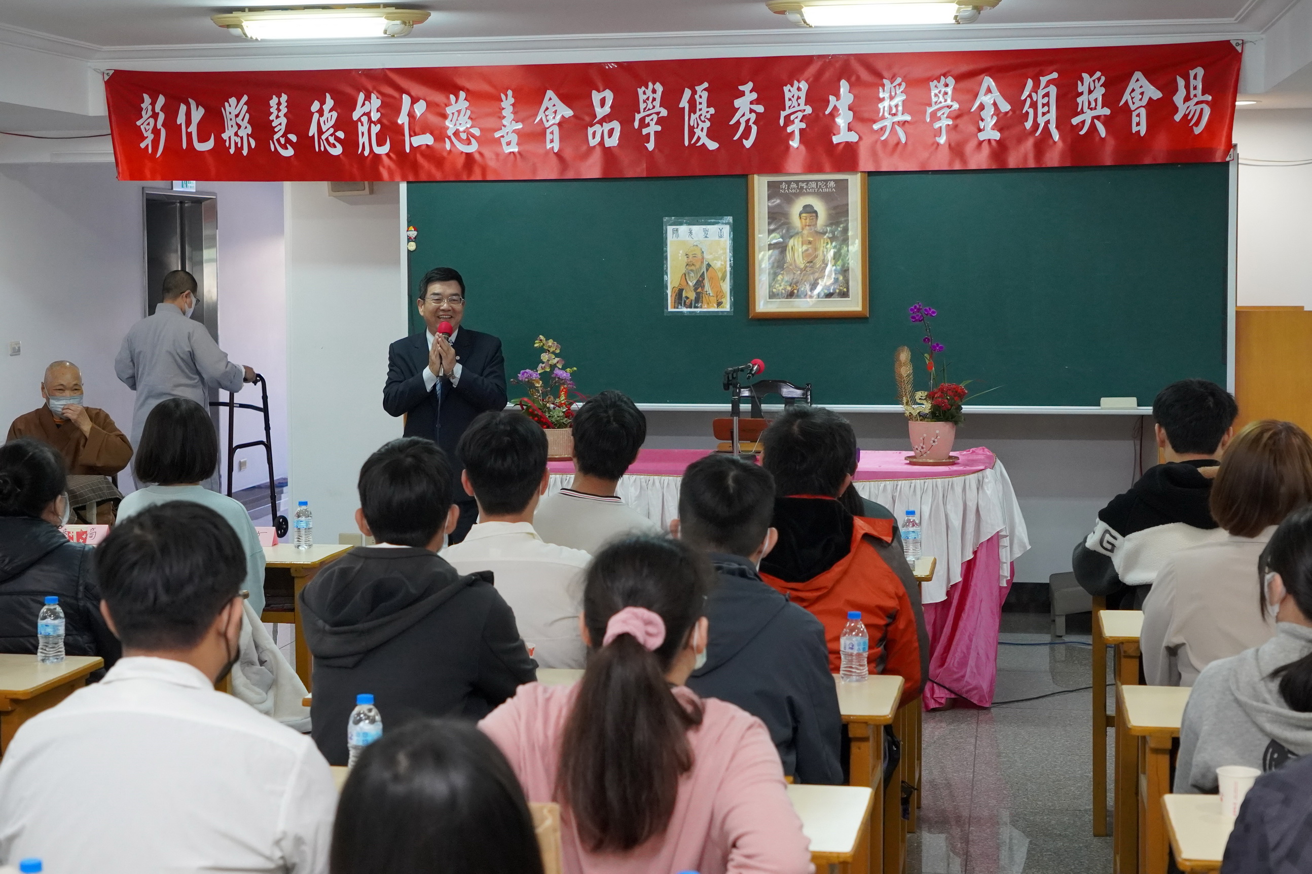 ▲大葉大學校友總會前理事長蔡啟仲與學生分享經驗。（記者張溎壕攝）
