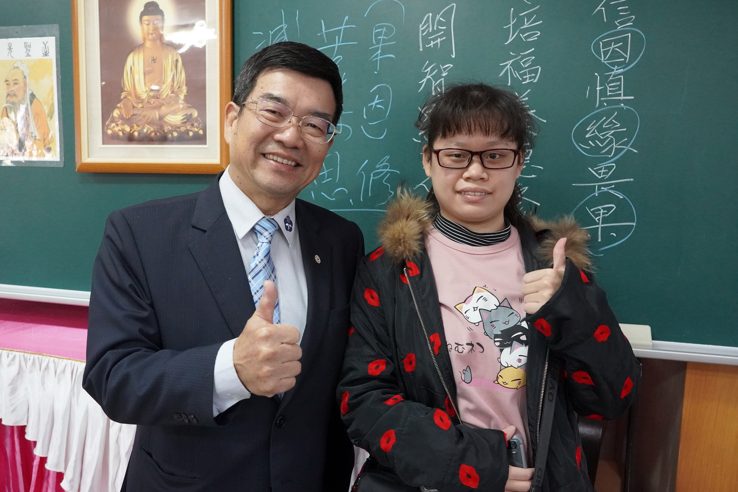 ▲大葉大學校友總會前理事長蔡啟仲(左)肯定醫工系林昱沛同學(右)積極的求學態度。（記者張溎壕攝）