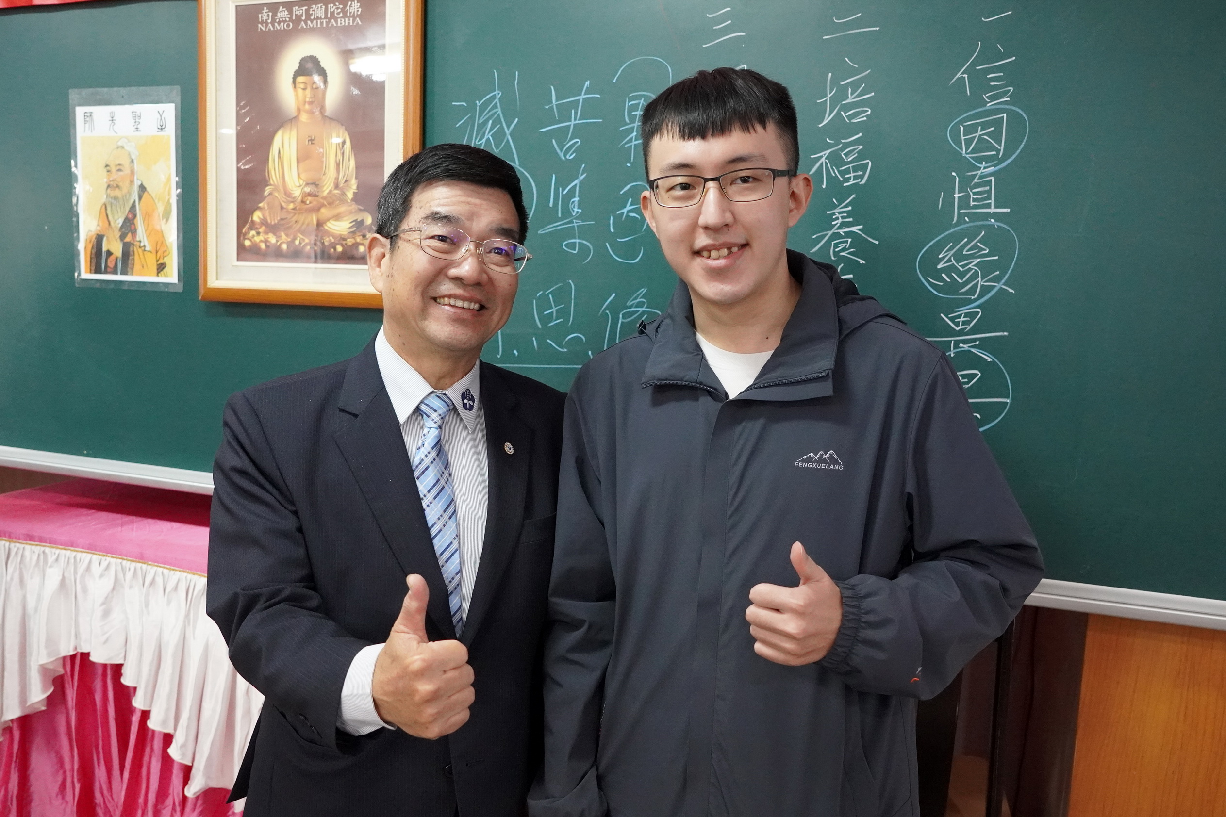 ▲大葉大學資工系陳加汶同學(右)與蔡啟仲學長(左)分享攻讀碩士班的目標。（記者張溎壕攝）