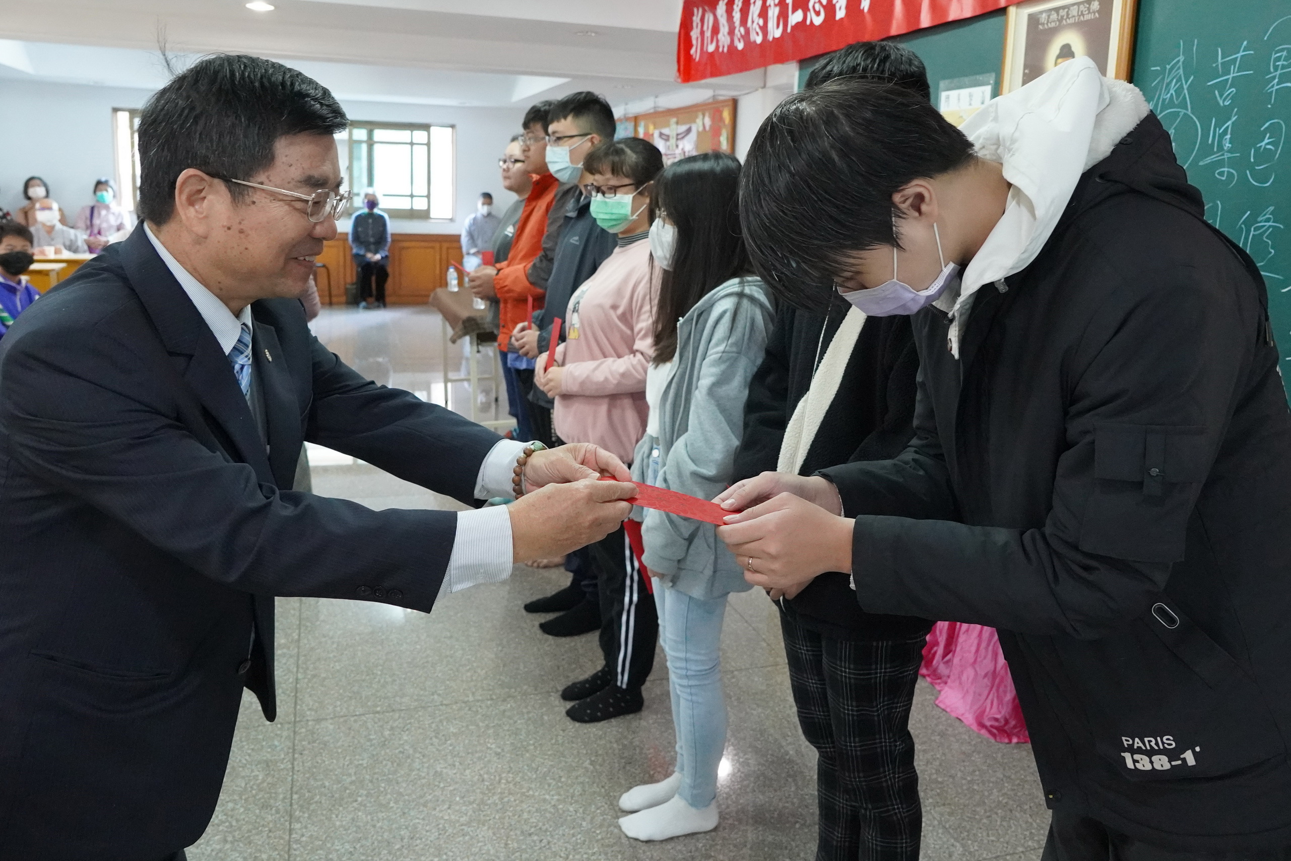 ▲大葉大學校友總會前理事長蔡啟仲(左)頒發慧德能仁慈善會獎學金給大葉大學學生。（記者張溎壕攝）