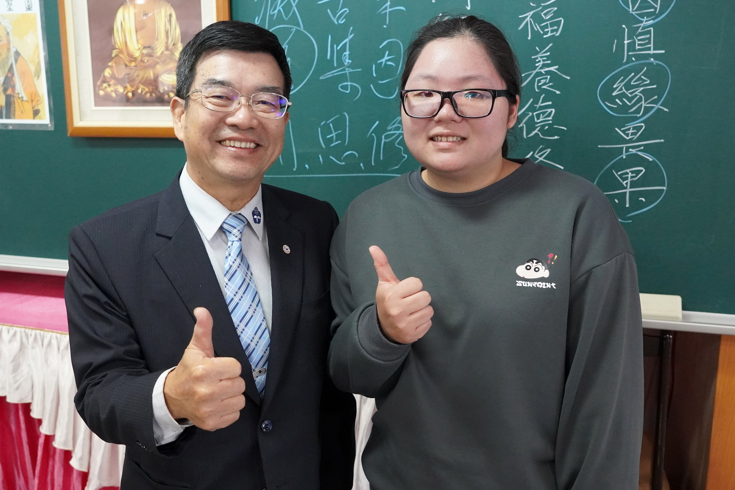 ▲連續四年獲得獎學金的大葉大學藥保系謝旻秀同學(右)感謝蔡啟仲學長。（記者張溎壕攝）