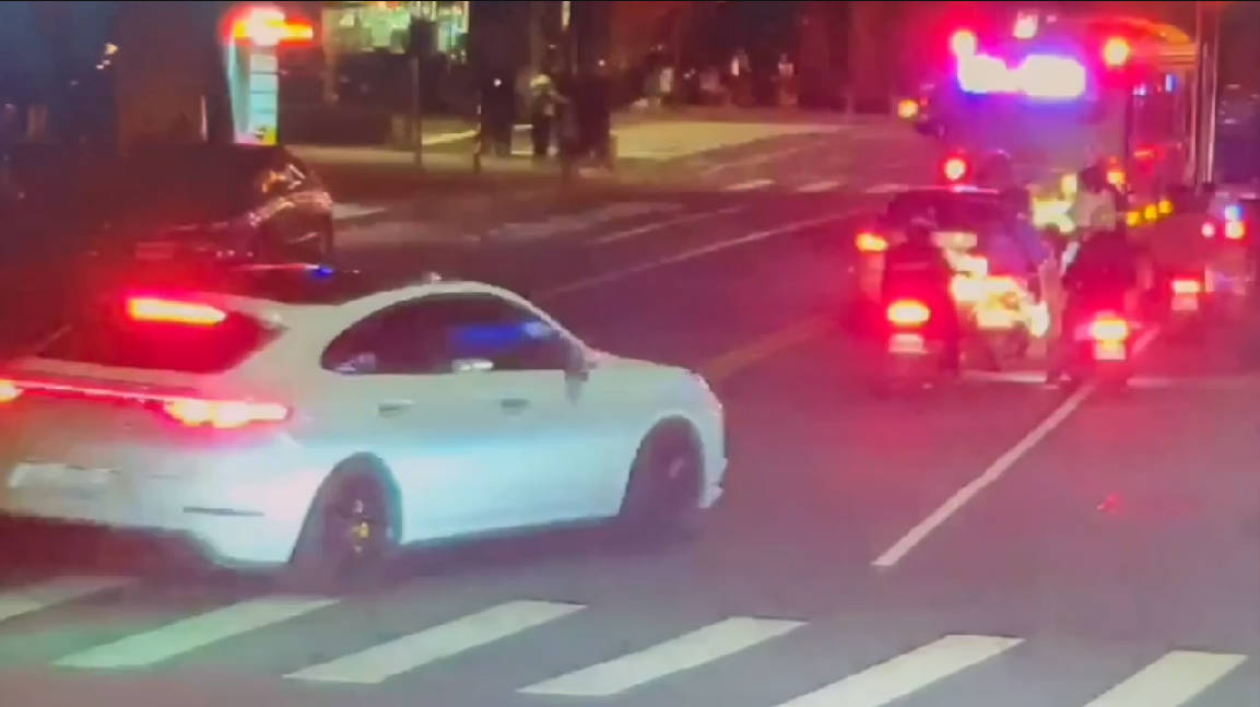 鳴喇叭遭譙 惱羞下車動手 警方4小時內查獲5嫌依法究辦。〈圖/記者蔡宗武翻攝〉