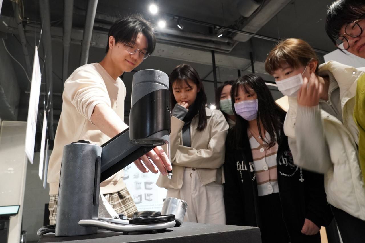 景觀建築學系大三生簡皓宇(左一)以致敬野獸派為核心設計「STAIR LEVEL」咖啡機。(圖/記者黃溎芬翻攝)