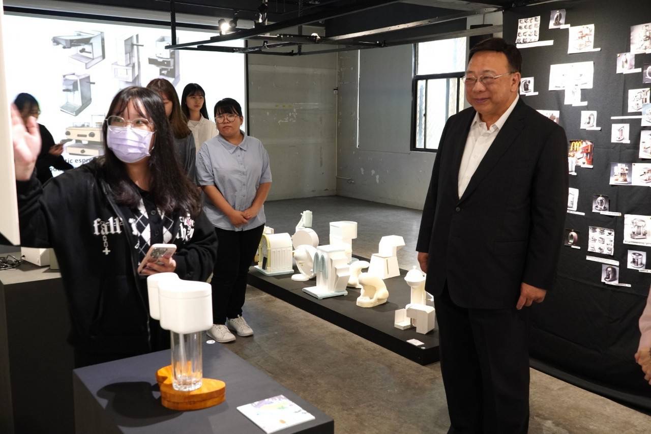 劉維琪校長觀賞同學們作品,肯定學生藉由AI技術創造出多元設計。(圖/記者黃溎芬翻攝)