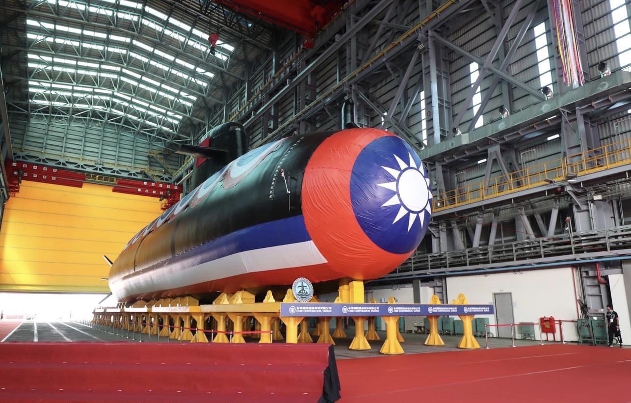 海鯤艦去年9月28日在台船高雄廠區下水,總統蔡英文親自主持並擲瓶禮。圖/取自國防部發言臉書