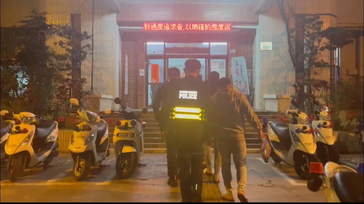 鳴喇叭遭譙 腦羞下車動手 警方4小時內查獲5嫌依法究辦