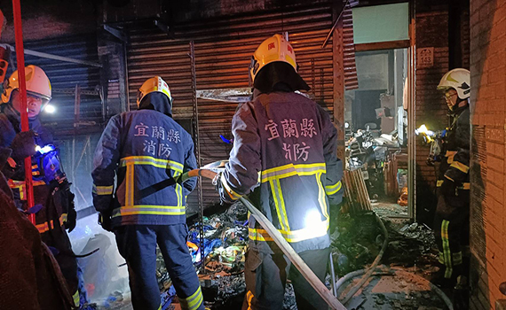 才被損毀落地窗又遭火燒厝 羅東民宅暗夜火警不單純警追查原因