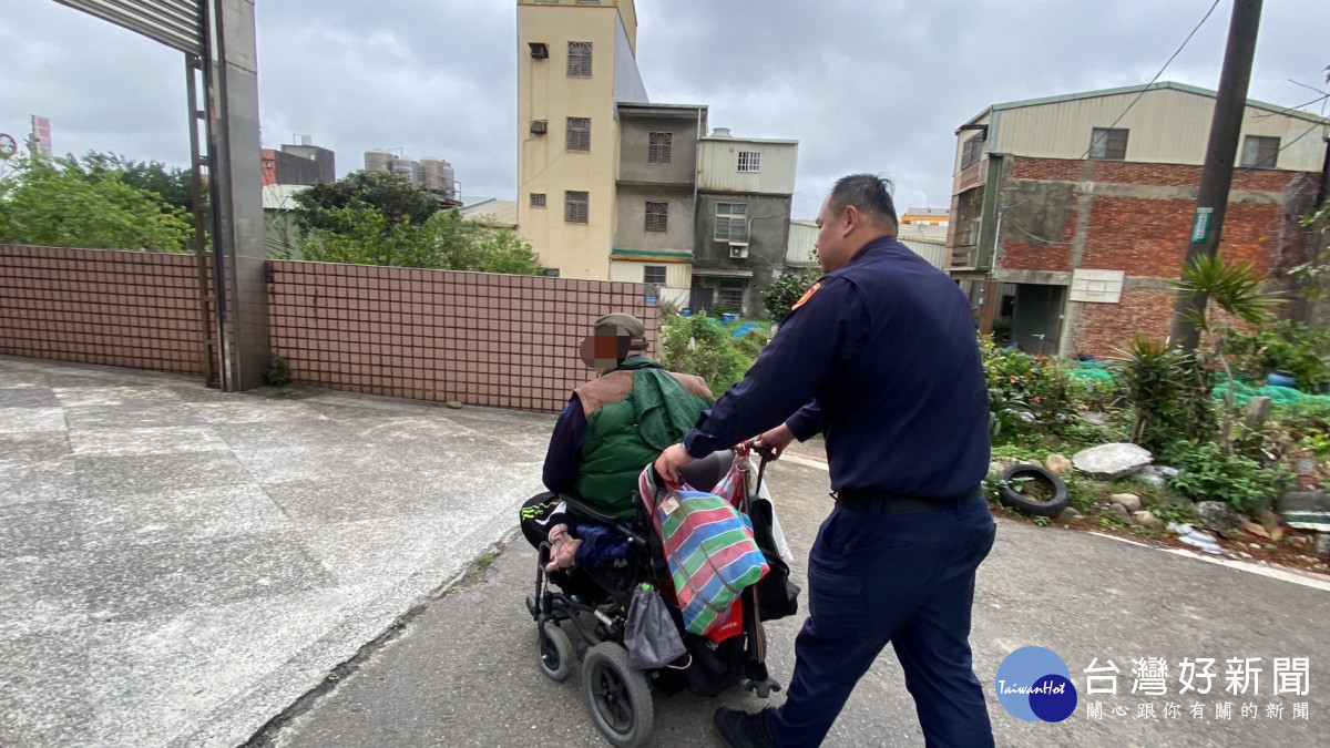 身障男電動輪椅沒電,楊梅警暖心協助。