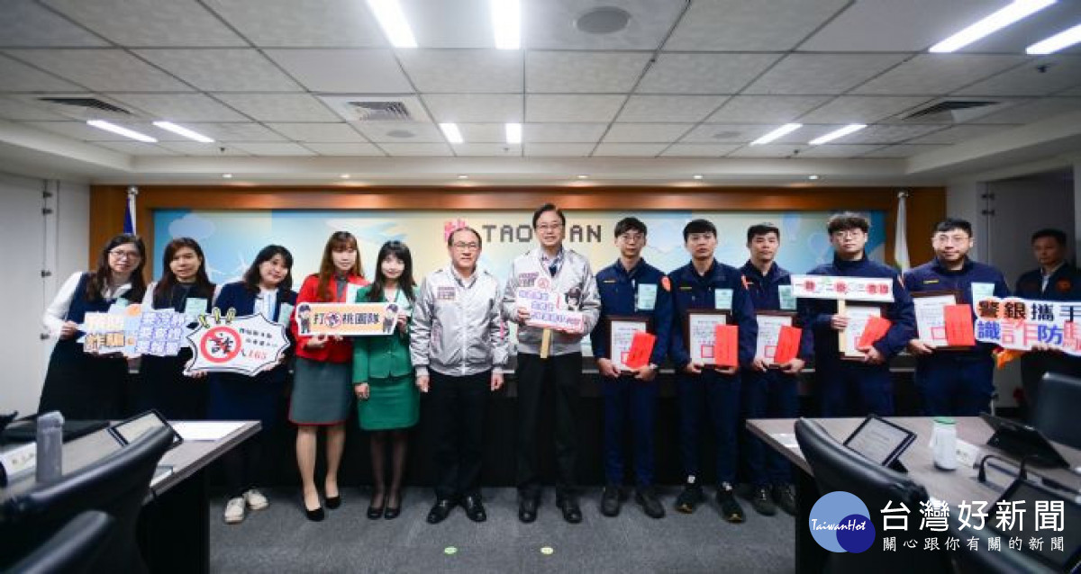 桃園市長張善政頒發「桃園市113年1月成功攔阻特殊重大詐騙案件有功人員」感謝狀及榮譽狀。