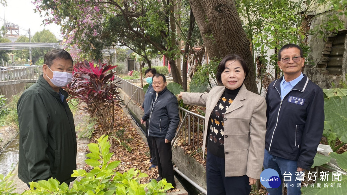 立委楊瓊瓔及市議員賴朝國建議施作人行步道以連結社區活動中心,落實人車分道。