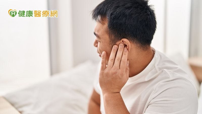 他長期中耳炎感染致耳膜受損 雙鏡手術修補救聽力