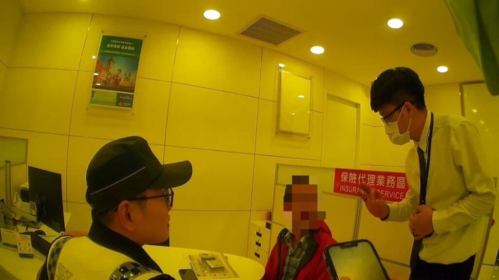 ▲圖說:蔡男著急匯款給昔日同窗杜拜友人治病,行員與員警發現「詐騙套路劇情」齊心勸阻 (圖/台中市政府提供)