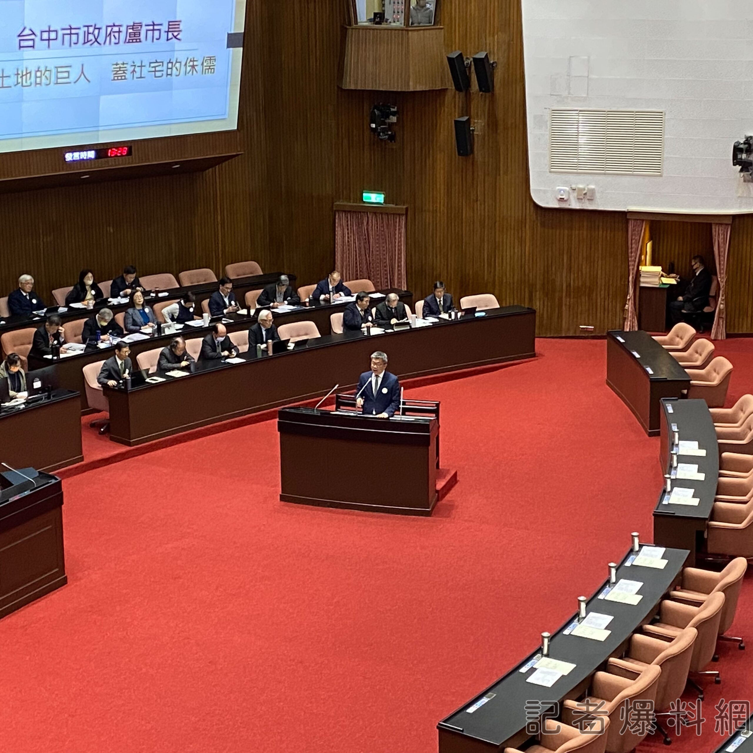 蔡其昌再度站上質詢台 轟盧秀燕無視青年「賣地助長房價」