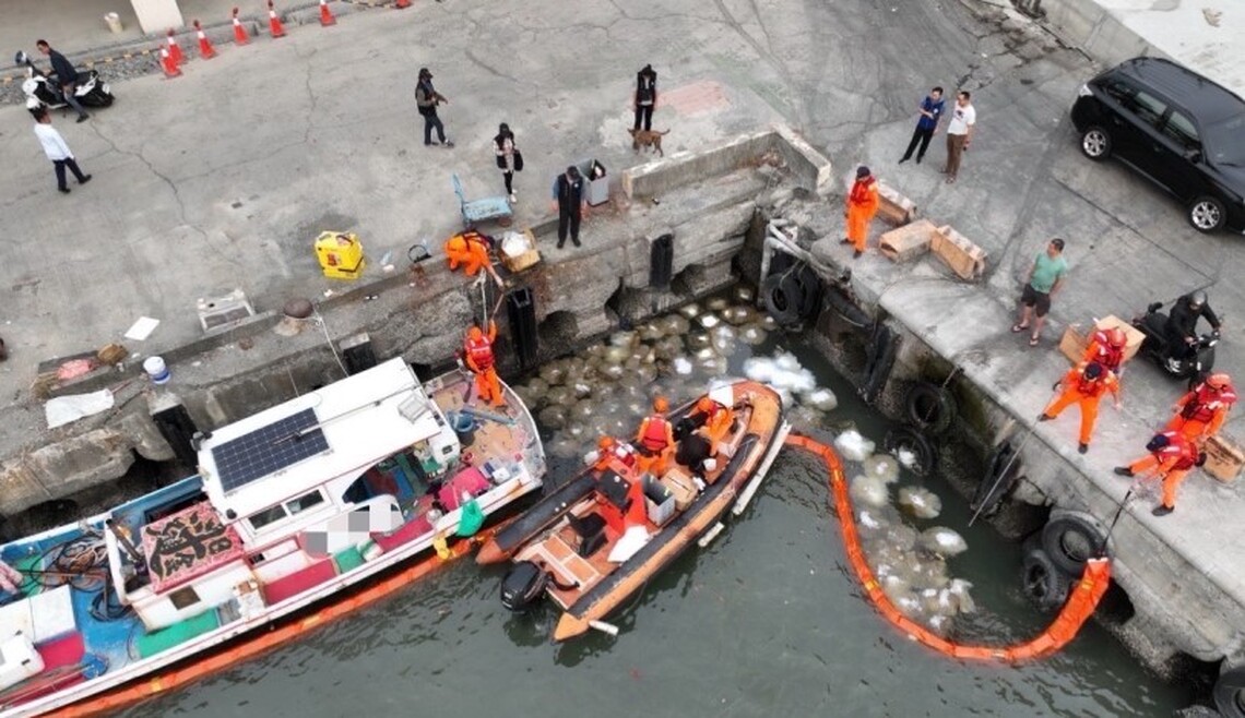 枋寮港區漂油污 海巡派艇協助清除