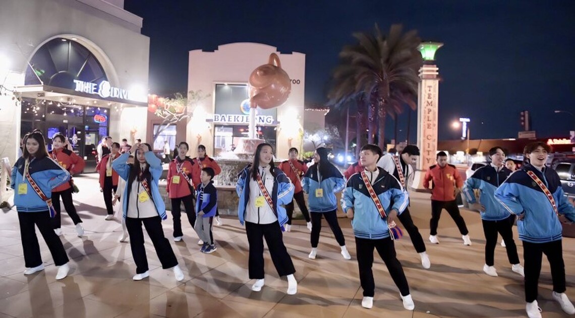 徐榛蔚率城市交流團訪美 天普市山茶花廣場快閃演出 花蓮原民樂舞驚艷國際