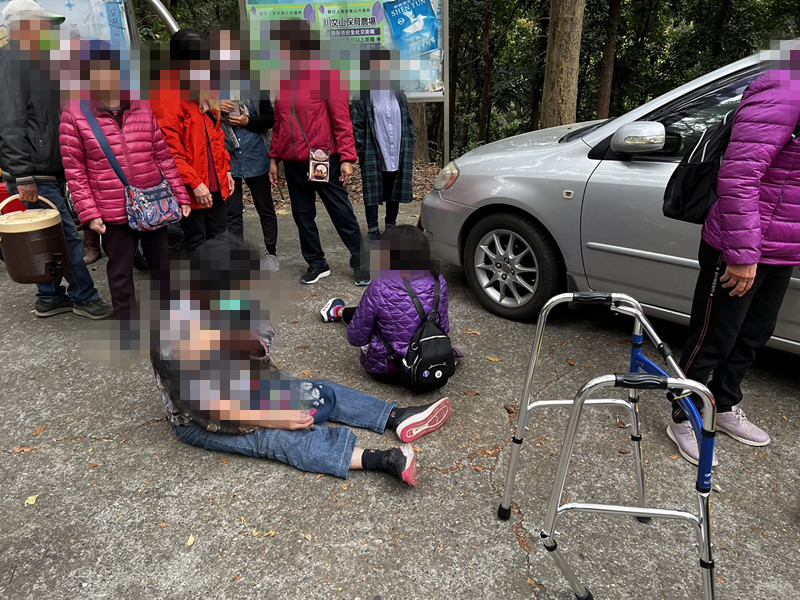 ▲台南市官田區小陽明山停車場，傳出1部VOLVO小客車突然發生暴衝，撞上現場小客車與行人，造成6人受傷送醫。（圖／民眾提供）
