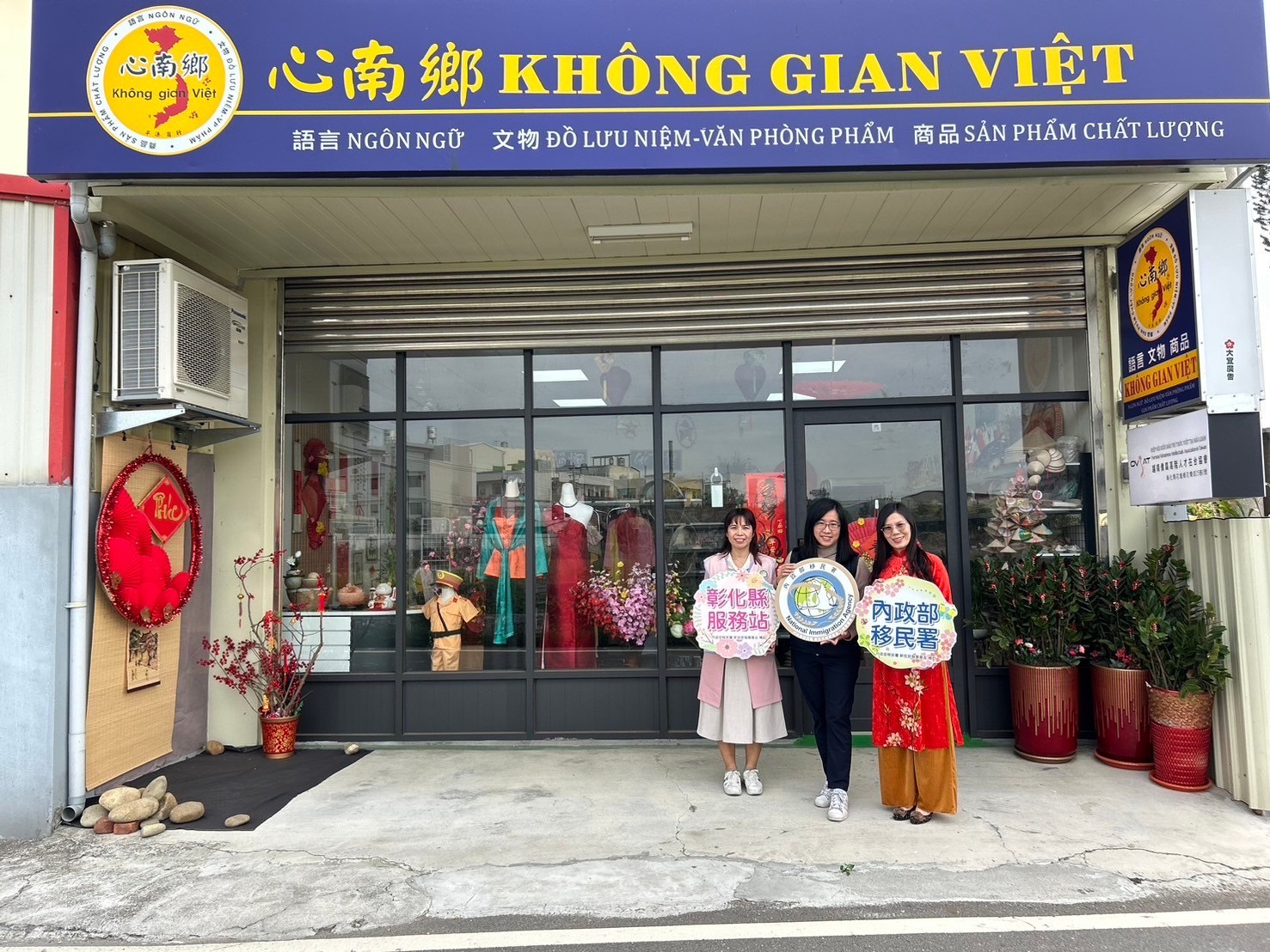 ▲移民署中區事務大隊彰化縣服務站行動服務列車開抵花壇鄉「心南鄉店鋪」，店內陳列著帶有豐富越南元素的書法作品及創新產品，讓人彷彿來到越南。（記者張溎壕攝）