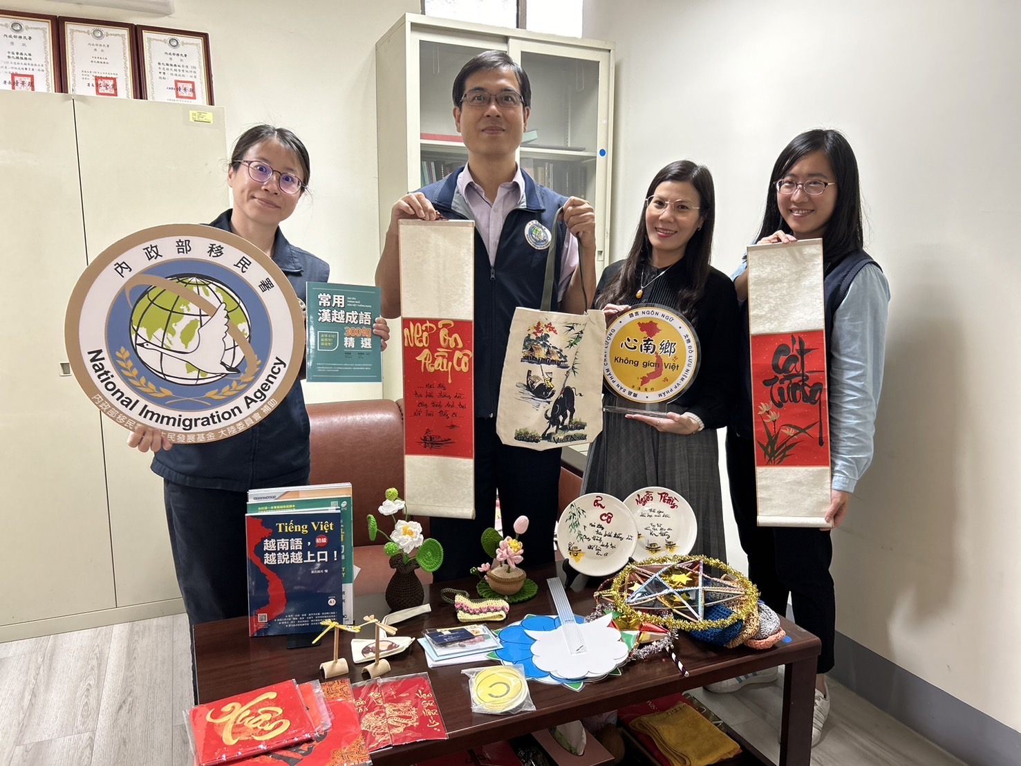 ▲移民署中區事務大隊彰化縣服務站行動服務列車開抵花壇鄉「心南鄉店鋪」，店內陳列著帶有豐富越南元素的書法作品及創新產品，讓人彷彿來到越南。（記者張溎壕攝）