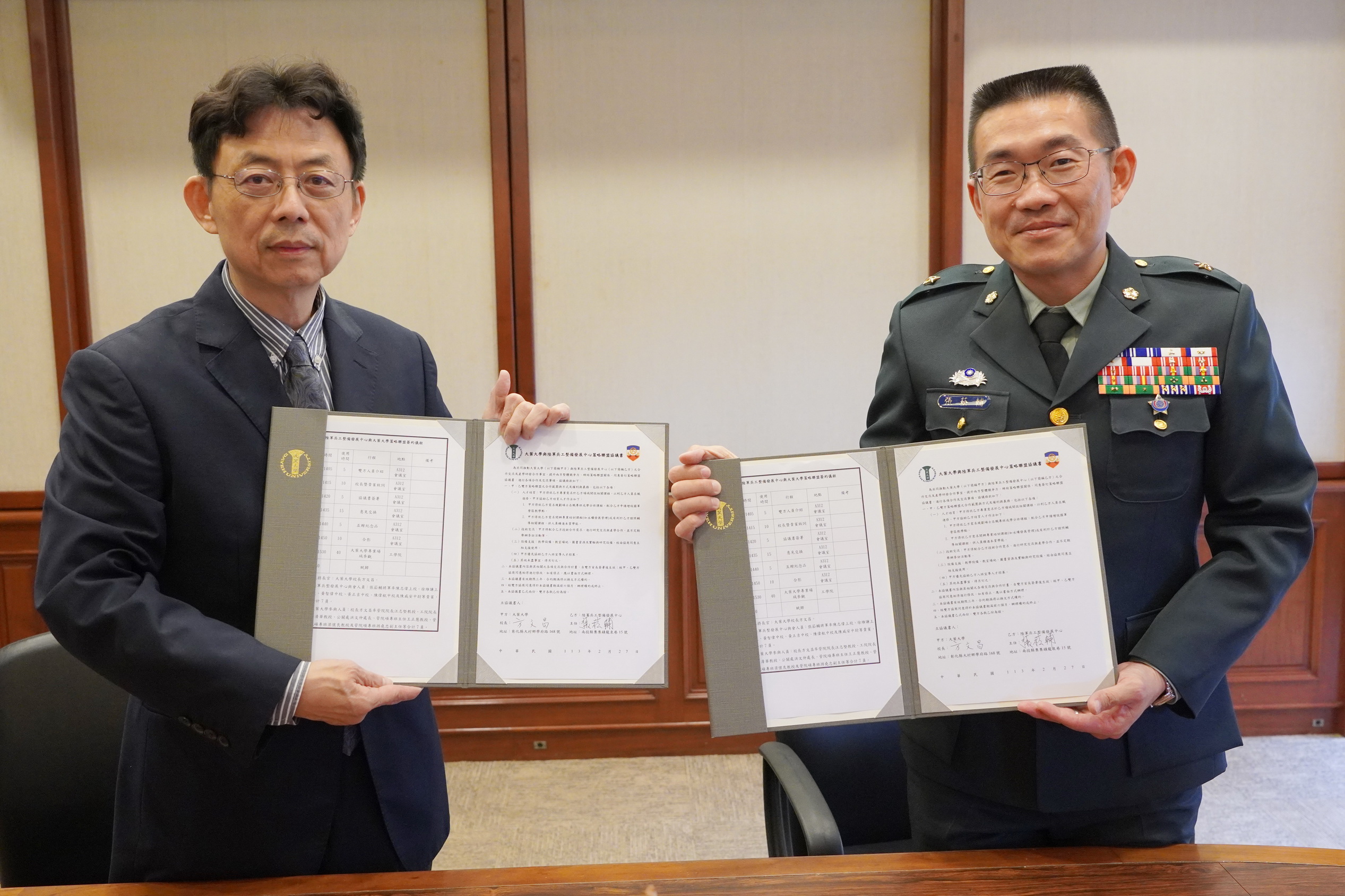 ▲大葉大學方文昌校長(左)和陸軍兵工整備發展中心張菘輔主任(右)代表雙方簽約。(記者張溎壕攝)