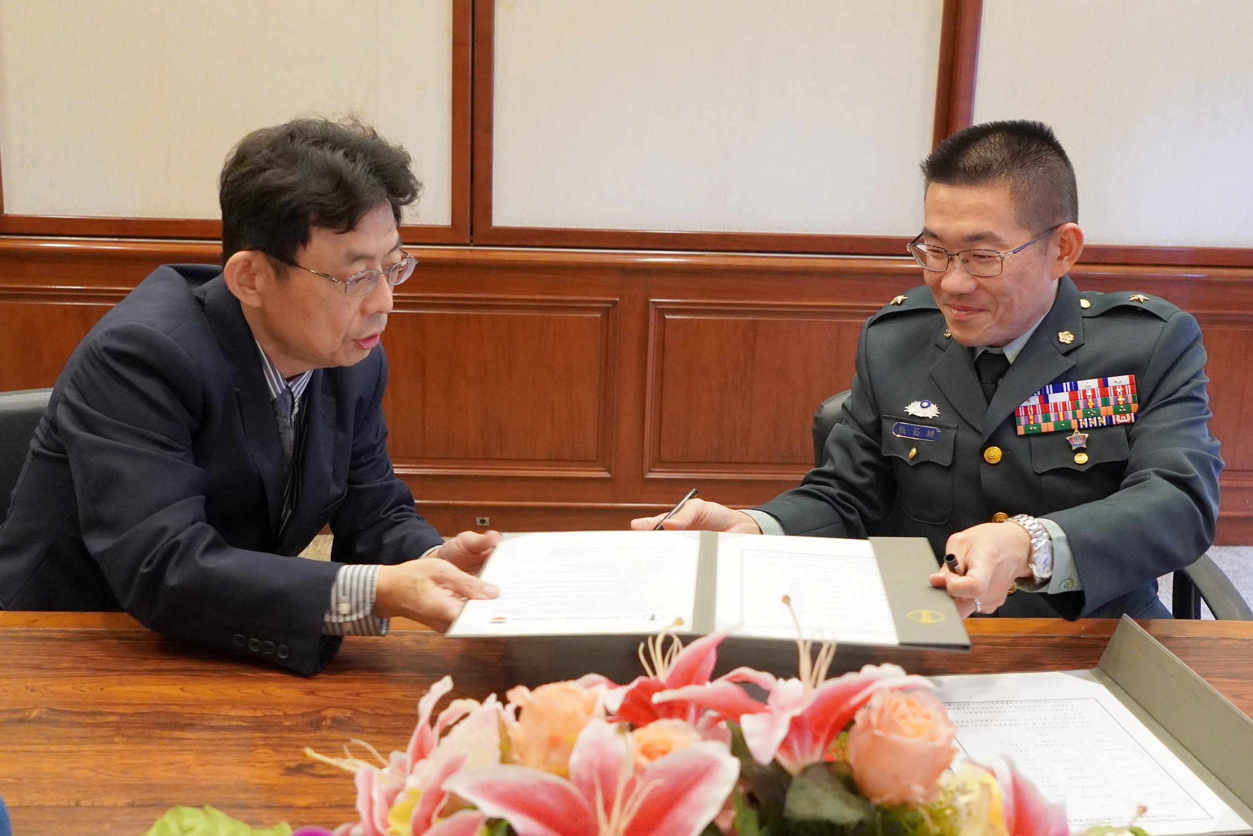 ▲大葉大學方文昌校長(左)和陸軍兵工整備發展中心張菘輔主任(右)交換合約書。（記者張溎壕攝）