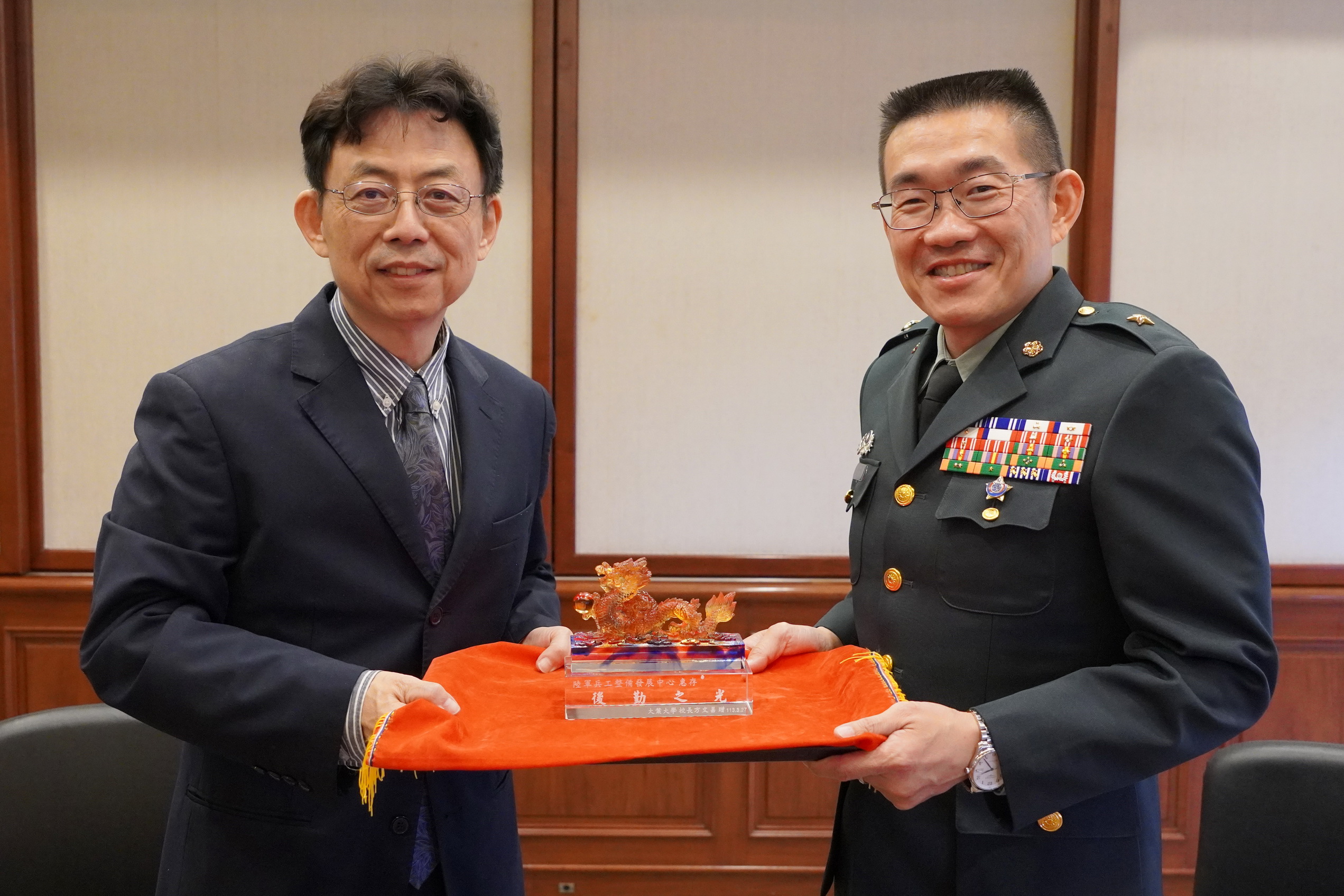 ▲大葉大學方文昌校長(左)致贈紀念品給陸軍兵工整備發展中心張菘輔主任。（記者張溎壕攝）