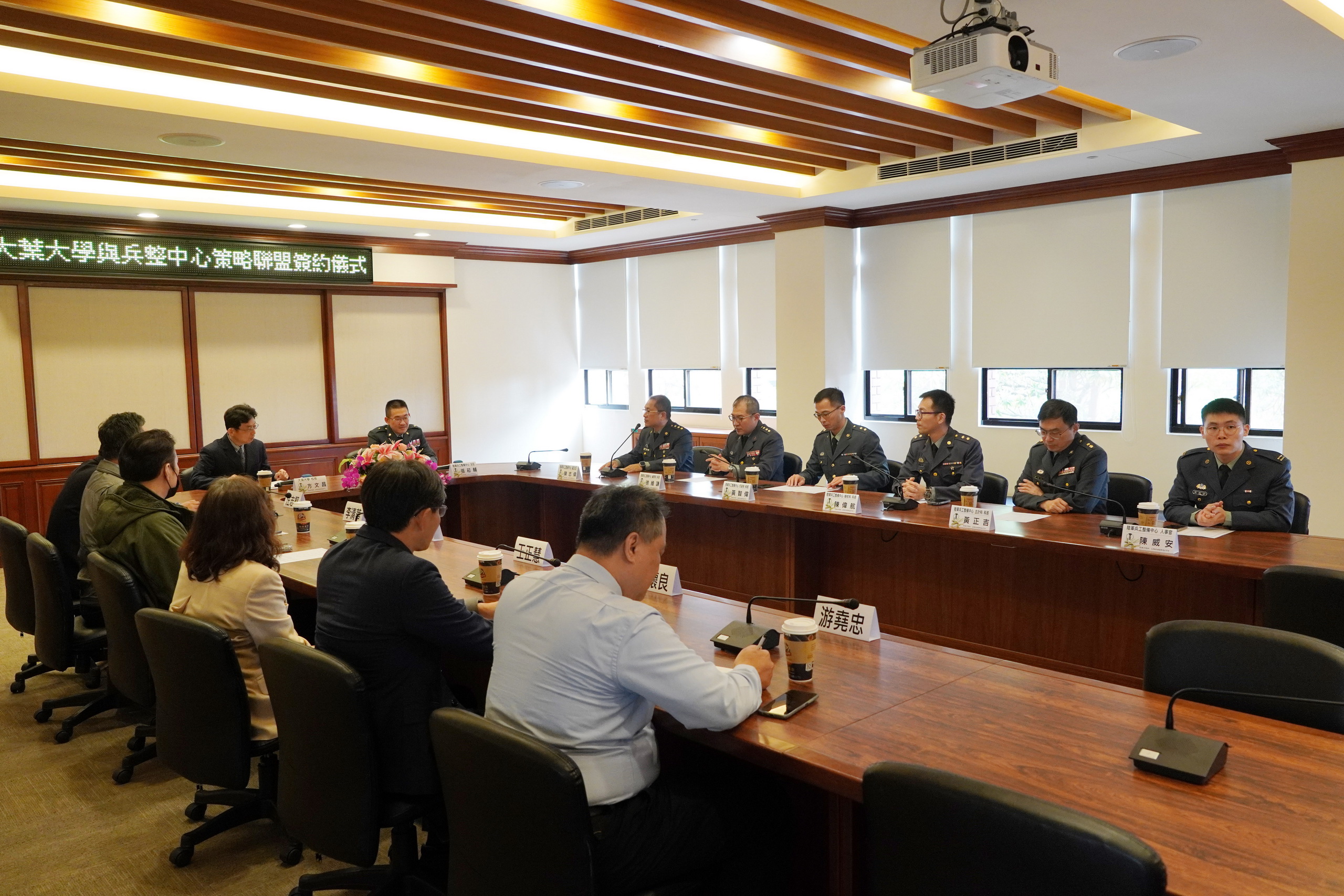 ▲大葉大學與陸軍兵工整備發展中心討論合作細節。（記者張溎壕攝）