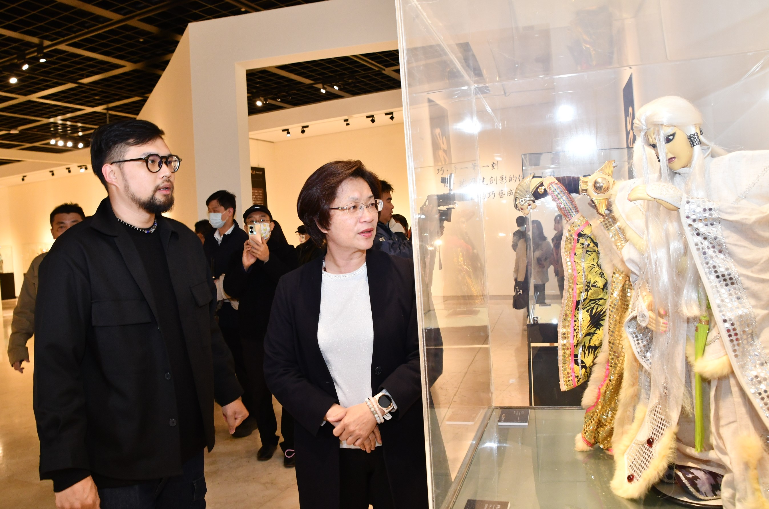 ▲彰化文化局為「傳統工藝—偶頭製作」保存者徐柄垣舉辦紀念展，由10位收藏家提供已故藝術家徐柄垣作品約80件，歡迎民眾來欣賞。（記者張溎壕攝）