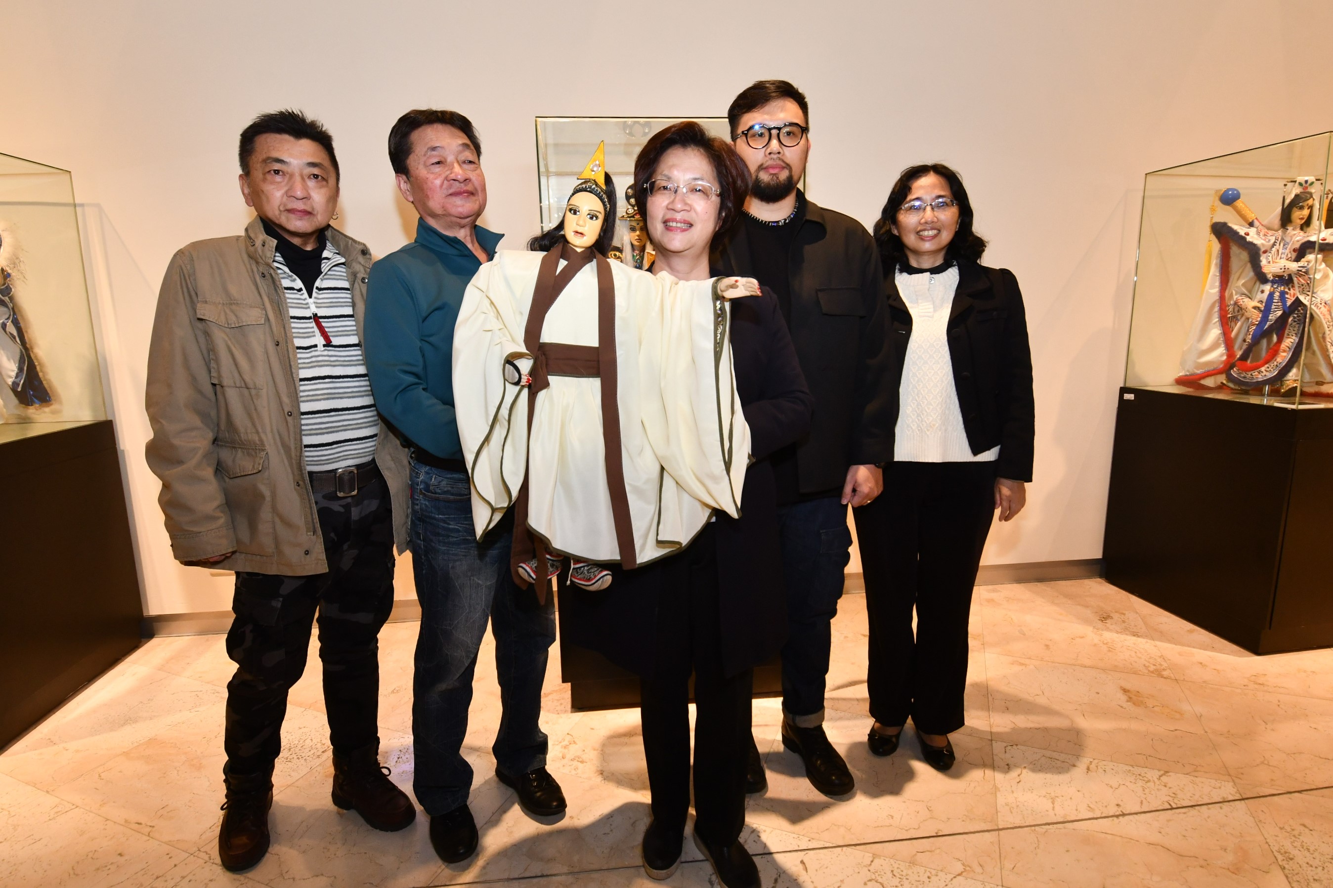 ▲彰化文化局為「傳統工藝—偶頭製作」保存者徐柄垣舉辦紀念展，由10位收藏家提供已故藝術家徐柄垣作品約80件，歡迎民眾來欣賞。（記者張溎壕攝）