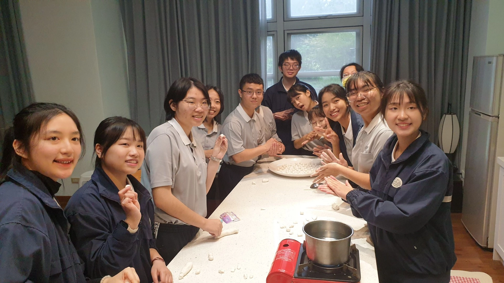 國際接待服務隊今年寒假前往泰國當地服務,與小學伴培養了感情,因此特別舉辦線上元宵活動,希望這段情誼會一直永遠延續下去。