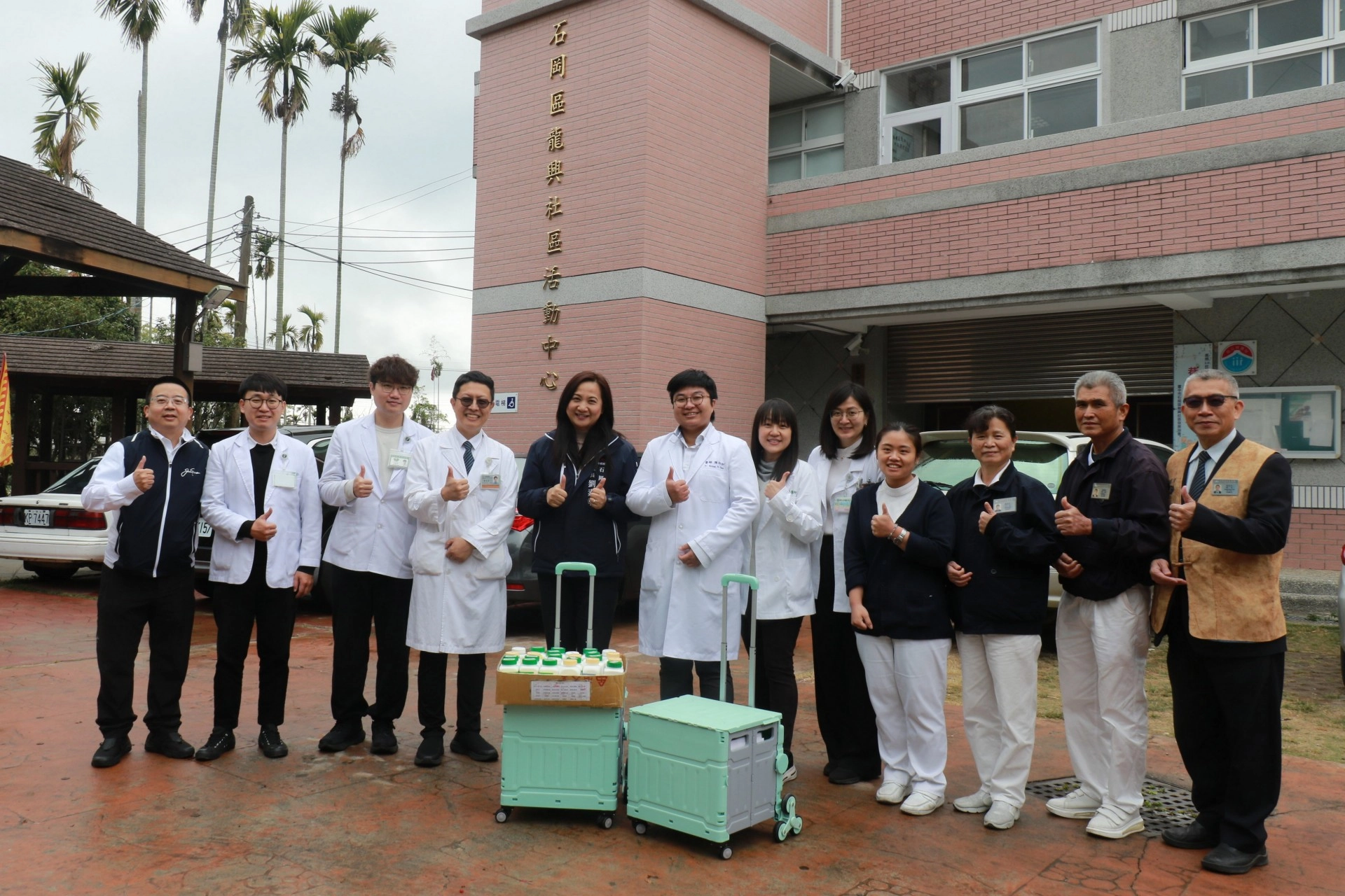 石岡區長劉素幸(左五)特地前來感恩台中慈濟醫院,為里民提供醫療服務。