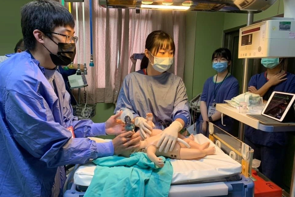 花蓮慈院護兒中心(PICU)護理師曹雅晴,在擬真情境類類產兒競賽組中,榮獲今年新增獎項MVP殊榮。