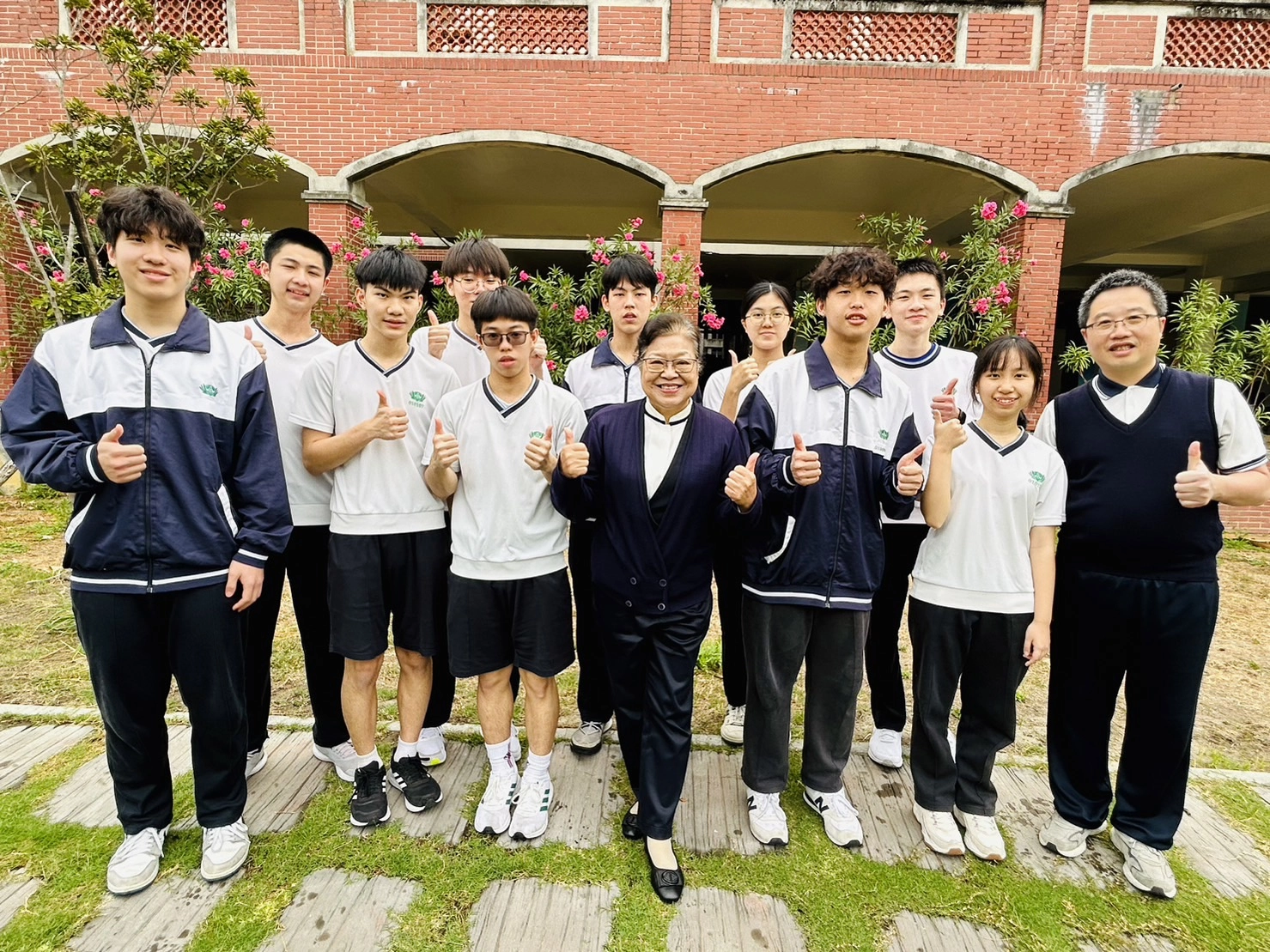 科學班同學感情好,畢業旅行途中得知學測放榜成績優秀,全班同學與有榮焉。