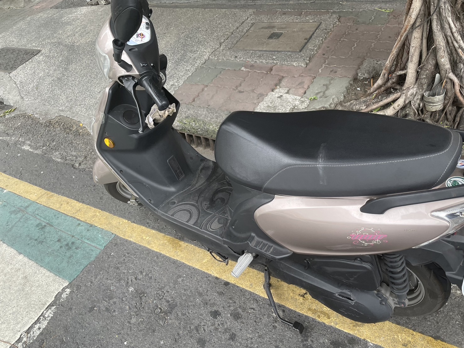 員警火速處置將肇事機車移置路旁，恢復交通順暢讓民眾po文大讚。(記者戴昱弘翻攝)