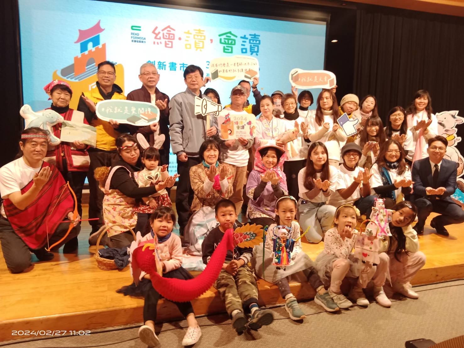 新竹市圖書繪本市集參與單位大合影。（圖/記者黃溎芬拍攝）