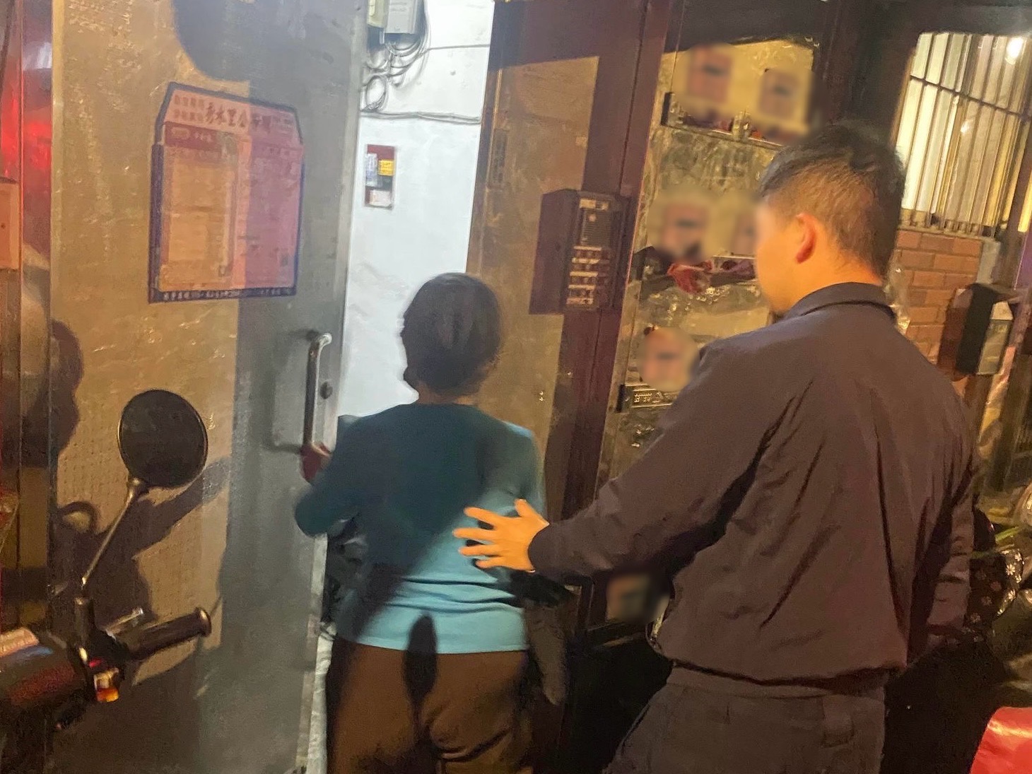 中和警熱心助人根據老婦人提供的地址，順利找到住所，並請老人家開門確認後放心離開。（圖/記者 張泓笙翻攝）