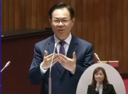 首次站上立院質詢台處女秀,張啓楷質疑台電用高價購買綠電,導致光電弊案叢生,展現專業火力十足。(圖/民眾黨提供)