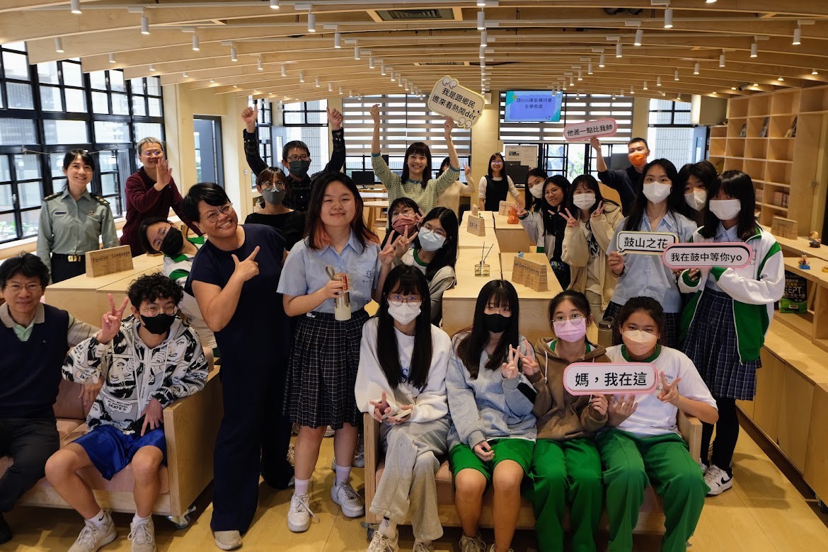 燈光美、氣氛佳 鼓山高中圖書館學生的表演表演舞台