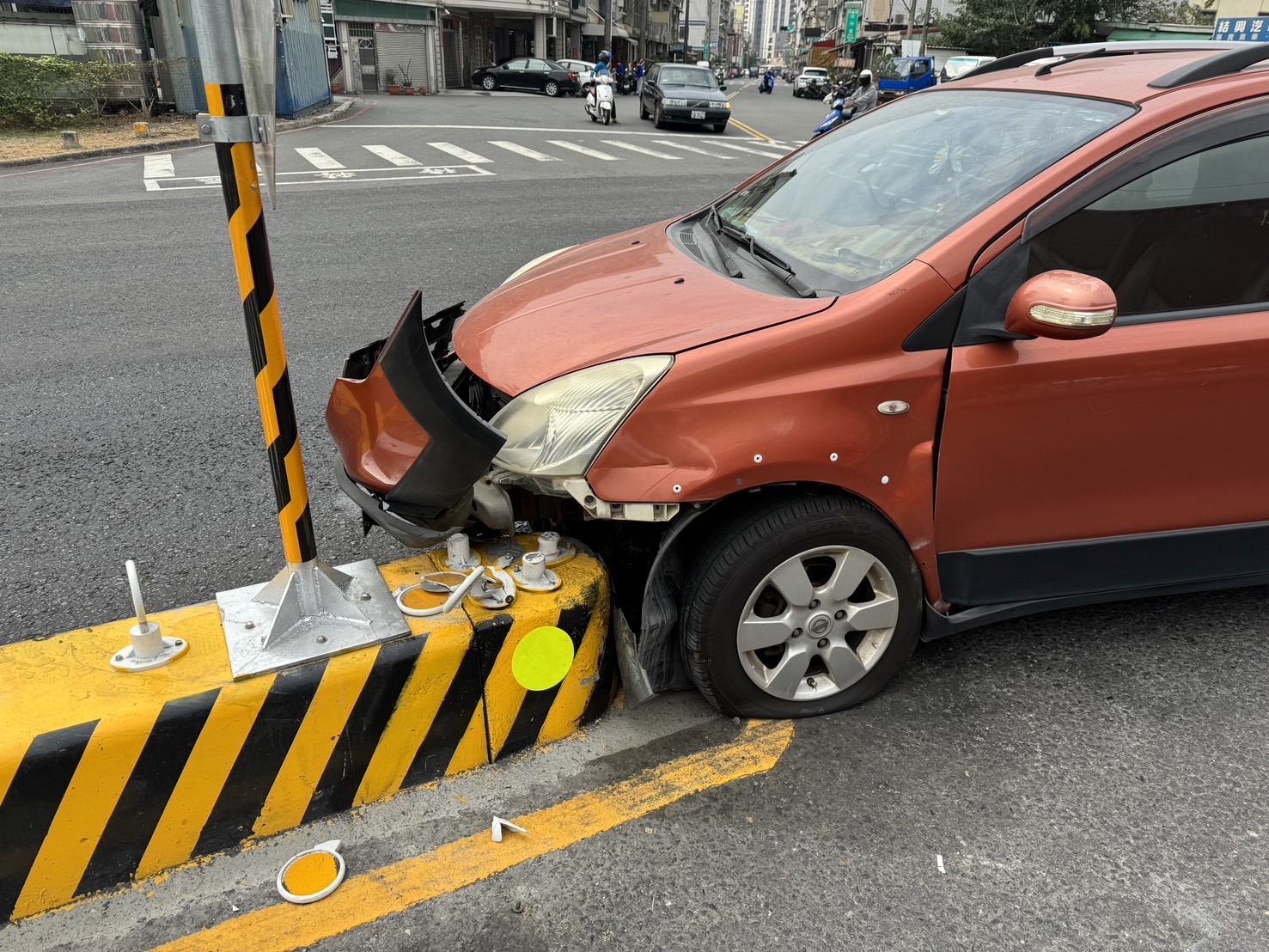 高雄小港汽車駕駛左轉自撞新增設行人庇護島