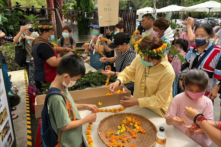 「山那邊的市集」現場大人小孩一起DIY手作。 圖:觀光署茂林國家風景區管理處/提供