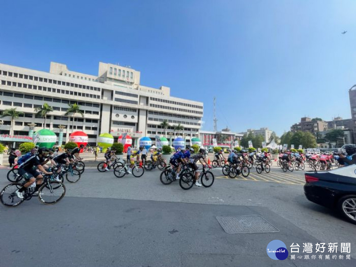 「精準式」交通管制:於選手車隊即將抵達前實施管制,禁止車輛及行人通行或穿越。<br /><br />