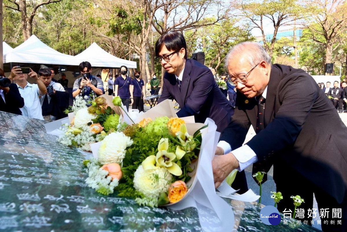 ▲陳其邁出席「二二八事件77周年追思紀念儀式」，代表市民與市府逐一慰問所有受難家屬，共同弔念因228事件所犧牲的台灣人民，現場氣氛莊重嚴肅。